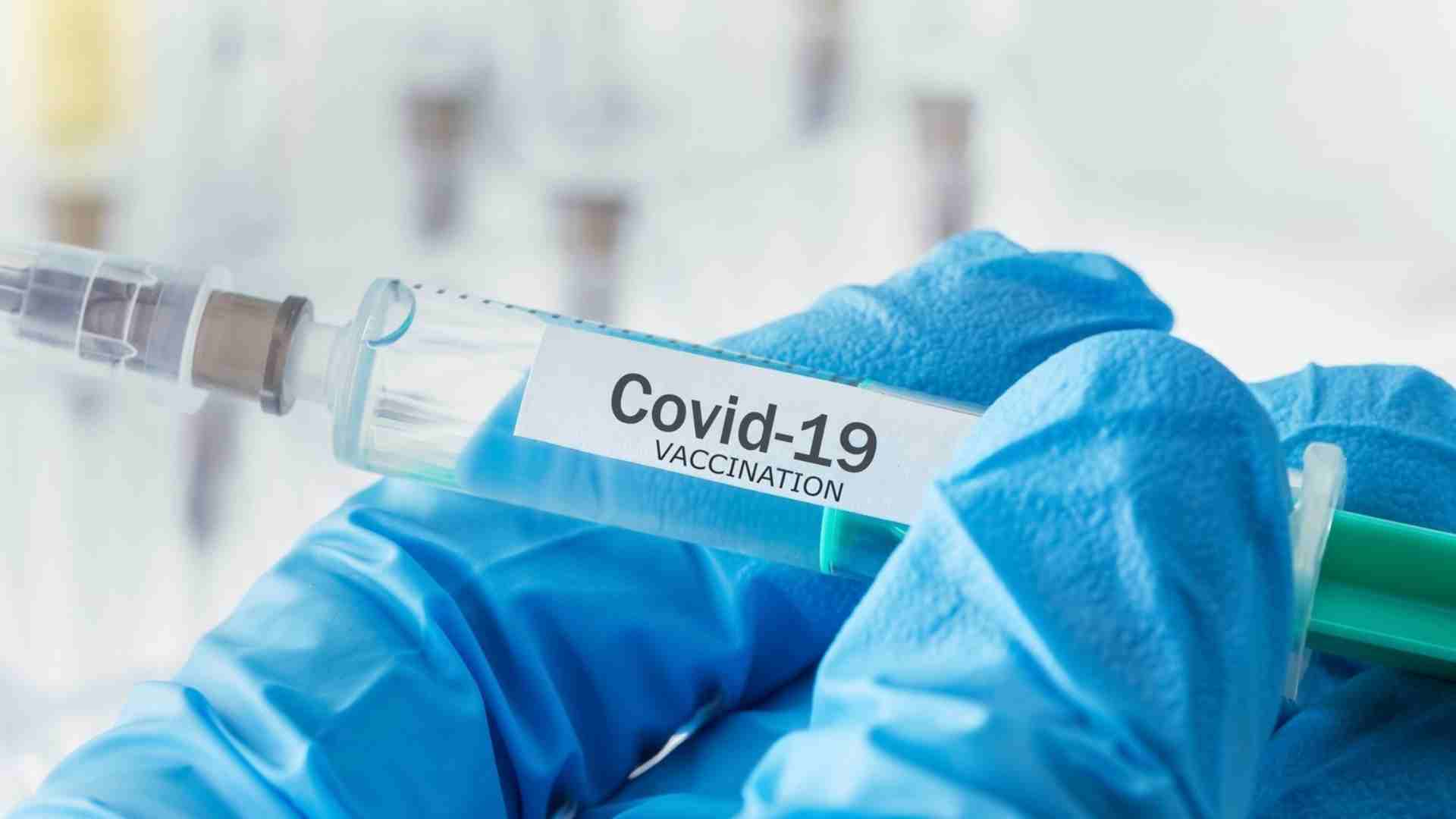Una jeringuilla con una de las vacunas contra la COVID-19
