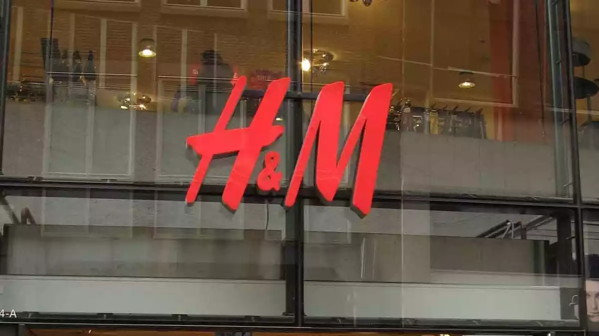 Escaparate y logo de una tienda H&M