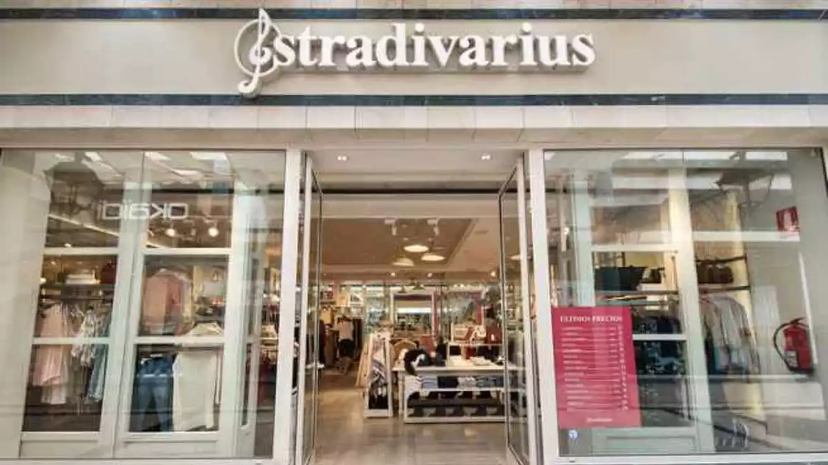 Fotografía del exterior de una tienda de Stradivarius