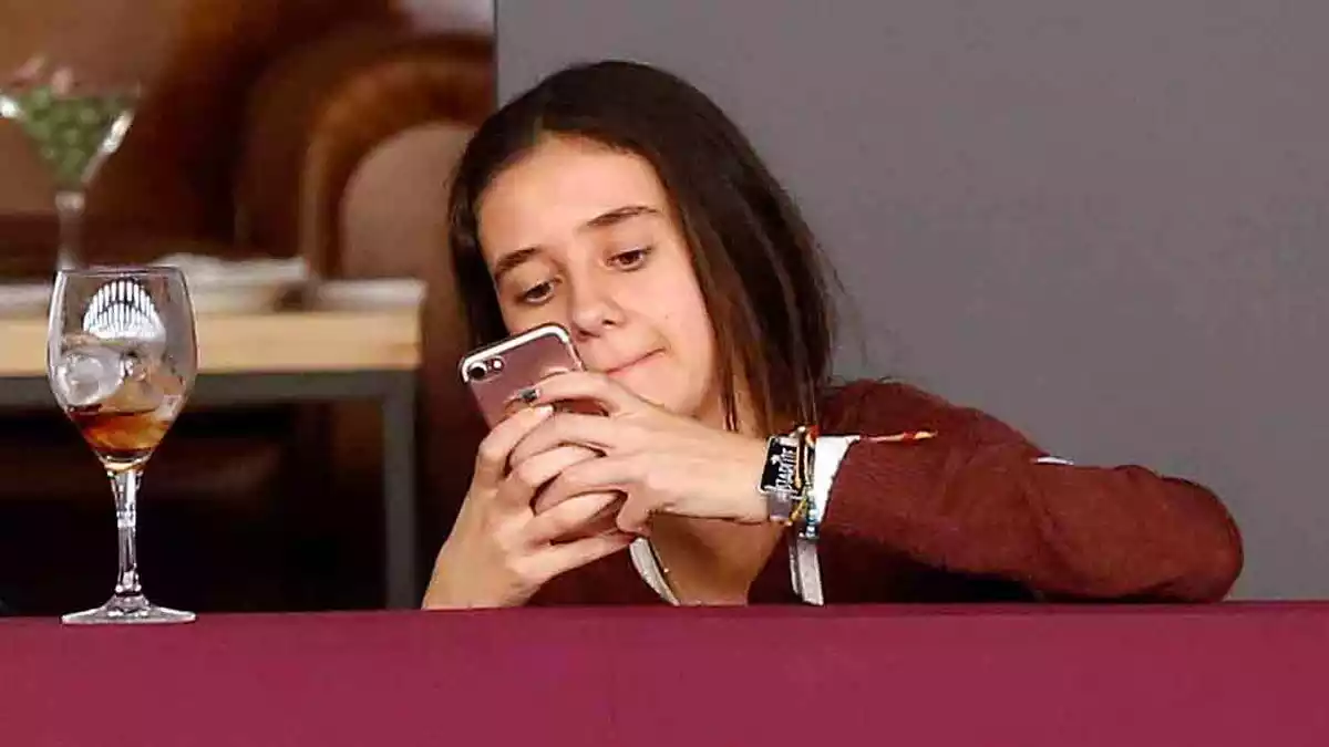 Victoria Federica de Marichalar con un móbil en sus manos